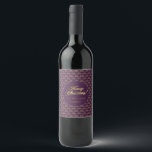 Etiqueta Para Botella De Vino Merry Christmas Puple Moda Faux Relieve metalizado<br><div class="desc">Feliz Navidad Elegante Relieve metalizado dorado Faux Patrón de escritura sobre fondo morado,  puedes añadir nombre o texto,  Elegante Wine o botella de vino espumoso Etiqueta de botella para Navidades Fiesta o Navidades Regalo</div>
