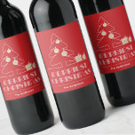 Etiqueta Para Botella De Vino Merry Christmas Retro Typography Red<br><div class="desc">Las palabras Navidades más meritorias con letras antiguas retro, un árbol de sketch blanco con falsos ornamentos de Relieve metalizado de oro y regalos aparecen en estas etiquetas de botellas rojas personalizadas con el nombre de tu familia. Elegante para cualquier ocasión de vacaciones de Navidades o como regalo. COINCIDIENDO con...</div>
