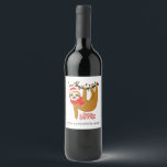 Etiqueta Para Botella De Vino Merry Christmas Sloth Nombre personalizado | Vacac<br><div class="desc">Este diseño presenta una pereza festiva colgando de una rama de árbol con el texto moderno "Feliz Navidad", popular tipografía roja. Personalice editando el texto en el cuadro de texto o eliminando texto sin nombre. #navidades #feriados #festividades #loth #animales #lindo #diseño de temporada #estilo #vino #divertido #moderno #personalizado #nombre #trendy...</div>