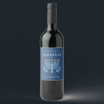 Etiqueta Para Botella De Vino Mínimo Simple Azul Menorah Velas Felices Hanukkah<br><div class="desc">Si necesitas más personalización,  por favor,  no dudes en enviarme un mensaje a yellowfebstudio@gmail.com.</div>