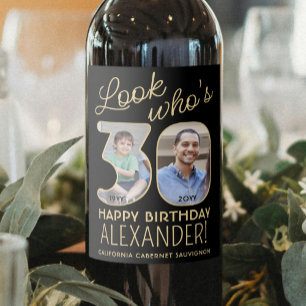 Etiqueta Para Botella De Vino Mira Quien Cumple 30 Años Cumpleaños en Negro y Do