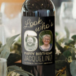 Etiqueta Para Botella De Vino Mira quién es el 60 Black & Gold 2 Photo Birthday<br><div class="desc">¡Mira quién tiene 60 años! Añada un toque elegante y personalizado a las decoraciones de la fiesta de cumpleaños número 60 para él o ella con las etiquetas de las botellas de vino negro y oro de la foto personalizado. Las imágenes y la redacción de esta plantilla son sencillas para...</div>