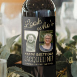Etiqueta Para Botella De Vino Mira quién es el 75 Black & Gold 2 Photo Birthday<br><div class="desc">¡Mira quién tiene 75 años! Añada un toque elegante y personalizado a las decoraciones de la fiesta de cumpleaños número 75 para él o ella con las etiquetas de las botellas de vino negro y oro de la foto personalizado. Las imágenes y la redacción de esta plantilla son sencillas para...</div>