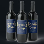 Etiqueta Para Botella De Vino Moderno Blue & Gold 21st Birthday Personalizado<br><div class="desc">Minimalista sello de botellas de vino azul y oro de 21 años en estilo moderno,  moda y elegante tipografía. Con veintiún años de edad en oro brillante. Personalizar con edad,  nombre y año de nacimiento.</div>