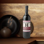 Etiqueta Para Botella De Vino Monograma bistró vintage de frambuesa y oro<br><div class="desc">Estas sellas de arándano,  crema y dorada son perfectas para los regalos de fiesta y para las bodas. Sus líneas depuradas,  sus colores simples y su patrón vintage son atemporales y versátiles. Un diseño de bistrot de gusto sofisticado.</div>
