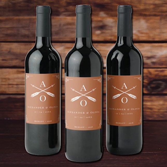 Etiqueta Para Botella De Vino Monograma Naranja quemado y Boda de flechas (Burnt Orange Monogram and Arrows Wedding Wine Label)