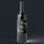 Etiqueta Para Botella De Vino Monograma negro con guión chic personalizado con v<br><div class="desc">Con hojas de acuarela delicadas y vegetación,  este diseño chic y femenino se puede personalizar con la inicial de tu monograma en oro. Diseñado por Thisisnotme©</div>