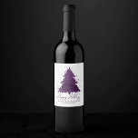 Etiqueta Para Botella De Vino Moody Merry Christmas | Personalizado Púrpura de P<br><div class="desc">¡Es la época del año para decorar y entretener! Moderno, oscuro y monótono árbol de vacaciones abstracto y con letras a mano "Feliz Navidad" con una rica y lujosa paleta. Este elegante diseño festivo cuenta con un llamativo árbol de Navidad brillante con una bandeja de pintura friki realzada con un...</div>