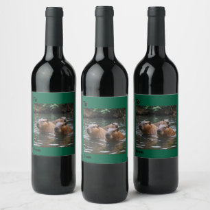 Etiqueta Para Botella De Vino Natación De Capybaras En El Río,
