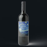 Etiqueta Para Botella De Vino Noche estrellada, 1889, por Vincent van Gogh<br><div class="desc">Noche estrellada,  1889,  por Vincent van Gogh. Se ve desde la ventana de la sala de asilo de Saint-Rémy-de-Provence,  orientada al este,  justo antes de la salida del sol,  con la adición de un pueblo imaginario.</div>