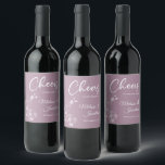 Etiqueta Para Botella De Vino Orquídea delicada anima boda personalizada púrpura<br><div class="desc">Etiquetas de vino personalizables y elegantes para la recepción de tu boda, con un hermoso y delicado dibujo de orquídeas blancas en una lado, sobre un romántico fondo morado polvoriento, y la leyenda "Brindis por la boda de" en tipografía blanca. Edita fácilmente los campos de la plantilla para agregar los...</div>