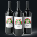 Etiqueta Para Botella De Vino Peace Love Joy Merry Christmas Rainbow Photo<br><div class="desc">Plantilla de fotos de Navidades modernos con un arco iris sobre tu propia imagen. El arcoíris colorido consiste en tres patrones de rayas: rojo con estrellas doradas, Relieve metalizado dorado y verde con copos de nieve. Las palabras "paz, amor, alegría" se muestran en letras de escritura de tipografía de moda...</div>