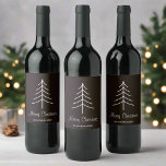 Etiqueta Para Botella De Vino Pine Tree Black & White Merry Christmas Typography<br><div class="desc">La "Etiqueta de vino de la tipografía de la Navidad de los cerezos blancos y negros de los pinos" combina un diseño clásico con un toque festivo. Con un minimalista gráfico de pinos y una elegante tipografía, esta etiqueta le da un toque sofisticado a sus botellas de vino de vacaciones....</div>