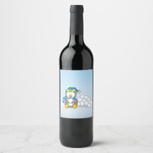 Etiqueta Para Botella De Vino Pingüino pequeño sentado con bolas de nieve