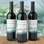 Etiqueta Para Botella De Vino Pinos de montaña naturales personalizados<br><div class="desc">Las etiquetas de vino personalizadas son perfectas para agregar un toque único y personalizado a su vino de mesa, favores de boda o regalos de bienvenida. Diseño elegante y sofisticado para bodas de otoño o invierno que cuenta con una montaña de acuarela con pinos. sus nombres, fecha de boda y...</div>