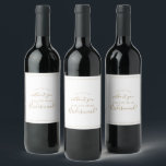 Etiqueta Para Botella De Vino Propuesta minimalista de la dama de honor<br><div class="desc">Esta minimalista etiqueta de vino de la dama de honor es perfecta para un boda sencillo. El moderno diseño romántico presenta una tipografía clásica en oro y blanco, acompañada de una caligrafía rústica y elegante con un estilo de letra a mano vintage. Personalizable de cualquier color. Mantenga el diseño simple...</div>