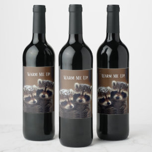 Etiqueta Para Botella De Vino Raccoons de bebé se apiñan en la nieve en caída