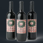 Etiqueta Para Botella De Vino Red Plaid Merry Christmas Typoath Wreath<br><div class="desc">Tan pintorescas y encantadoras etiquetas para la temporada de Navidades. El pasto del país es tan bonito y la corona para colmo. Simplemente adorable. Perfecto para regalos de Navidad o simplemente para disfrutar de un brindis con su familia y amigos. Asegúrate y echa un vistazo a nuestras bolsas de vino....</div>