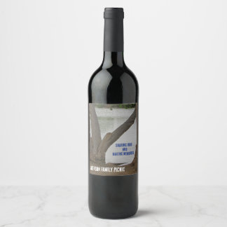 Etiqueta Para Botella De Vino Reunión al aire libre con vista al lago para picni