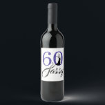 Etiqueta Para Botella De Vino Royal Blue 60 y Sassy 60th Birthday Party<br><div class="desc">Celebra haber cumplido los 60 con estilo con este elegante diseño de cumpleaños número 60. Personalizar la etiqueta del vino con tu nombre. Las palabras 60 y Sassy en purpurina azul real y negro están dispuestas usando tipografía moderna. En nuestra tienda hay productos que coinciden, como suministros para fiestas y...</div>