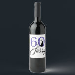 Etiqueta Para Botella De Vino Royal Blue 60 y Sassy 60th Birthday Party<br><div class="desc">Celebra haber cumplido los 60 con estilo con este elegante diseño de cumpleaños número 60. Personalizar la etiqueta del vino con tu nombre. Las palabras 60 y Sassy en purpurina azul real y negro están dispuestas usando tipografía moderna. En nuestra tienda hay productos que coinciden, como suministros para fiestas y...</div>
