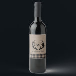 Etiqueta Para Botella De Vino Rústica granja Burlap Deer Antlers Monograma Nombr<br><div class="desc">Rústica granja Burlap Deer Antlers Monograma Nombre - Cuenta con renos rústicos con su monograma y nombre. El fondo es una rústica bupomada natural acentuada con manchas de búfalo.</div>