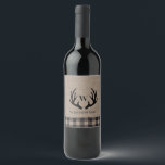 Etiqueta Para Botella De Vino Rústica granja Burlap Deer Antlers Monograma Nombr<br><div class="desc">Rústica granja Burlap Deer Antlers Monograma Nombre - Cuenta con renos rústicos con su monograma y nombre. El fondo es una rústica bupomada natural acentuada con manchas de búfalo.</div>