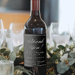 Etiqueta Para Botella De Vino Sencillo blanco elegante sobre negro Boda Gracias<br><div class="desc">Estas etiquetas de botellas de boda son perfectas para agradecer a invitados especiales, familiares o miembros de su fiesta nupcial. El diseño blanco sobre negro es simple pero elegante con letras de escritura lacrimógenas leyendo Gracias por celebrar con nosotros. Hay espacio para los nombres de la pareja, la fecha del...</div>