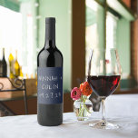 Etiqueta Para Botella De Vino Tipografía manuscrita informal plateada y azul mar<br><div class="desc">Elementos: tipografía manuscrita,  fuentes caprichosas. Colores: texto plateado sobre fondo azul marino. Temas: informal,  foto,  al aire libre,  romántico,  cervecería,  noche estrellada,  caprichoso,  boda en el jardín,  boda relajada. Colección: Colección de boda de tipografía manuscrita informal plateada y azul marino  Tipo de producto: Etiqueta de vino</div>