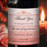 Etiqueta Para Botella De Vino Tono a rayas corales en Boda romántico tono<br><div class="desc">Elegante carta de vinos con un toque coralino y rosado en un diseño con rayas de tono. El ornamento superior es un archivo independiente y se puede arrastrar, girar, escalar o borrar si lo desea. Hermoso de decir Gracias a tu futura madre y a tu futuro padre en la ley...</div>