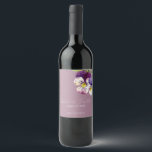 Etiqueta Para Botella De Vino Violetas de color de agua románticas en morado sec<br><div class="desc">Estas románticas botellas de vino boda presentan un diseño floral. El fondo es un elegante violeta polvoriento de color morado acentuado con acuarelas. Un delicado ramo de flores violetas está en la parte superior derecha,  con los nombres de la pareja impresos a continuación.</div>