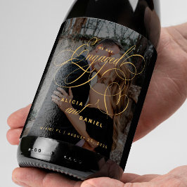 Etiqueta Para Botella De Vino We are engaged gold script photo engagement party