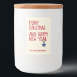 Etiqueta Para Comida Merry Christmas Simple Typografía moderna<br><div class="desc">Merry Christmas Simple Modern Typography Navidades Wine Food Labels presenta el texto "Feliz Navidad y Feliz Año Nuevo" en una tipografía moderna de escritura roja sobre un fondo crema acentuado con una decoración de estrellas simple. Personalice con su nombre o nombre de la empresa a continuación. Los regalos perfectos para...</div>