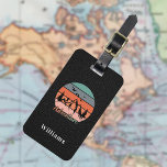Etiqueta Para Maletas Adventure retro montañas textura de cuero negro<br><div class="desc">Impresión de cuero negro falso como fondo. Decorado con una imagen de estilo retro con montañas,  árboles y pájaros. Con el texto: Aventura. Personalice y agregue su nombre al frente. Su información de contacto en la parte posterior.</div>