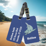 Etiqueta Para Maletas Amigable Tiburón<br><div class="desc">Un tiburón simpático nada en el frente con el nombre de su hijo. El nombre y la dirección están en la parte trasera.</div>