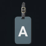 Etiqueta Para Maletas Añadir un monograma inicial azul sencillo personal<br><div class="desc">Haga clic en "Personalizar" para personalizar el texto y/o cambiar el color de fondo.
Hace un gran regalo de vacaciones o un rellenado de Guay,  regalo de cumpleaños o regalo de vacaciones.</div>