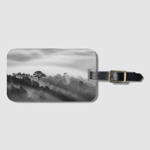 Etiqueta Para Maletas Árbol grande en bosque del pino en la niebla