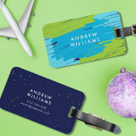 Etiqueta Para Maletas Ataques negrizados vivos verdes y azules<br><div class="desc">Etiqueta de equipajes moderna y de moda con vibrantes y gruesos trazos de marcadores en verde y azul con pequeños toques de verde y azul sobre ella en la parte delantera y con un dorso azul oscuro con pequeños salpicaduras o verde y azul. Personalízalo reemplazando el texto del marcador de...</div>