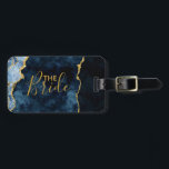 Etiqueta Para Maletas Azul marino y Relieve metalizado dorado Agate Marb<br><div class="desc">Diseño de Geode Dorado de Marble de color Azul y Relieve metalizado dorado de Marina,  con fuentes modernas y manuscritas. ¡Boda de moda y Moda de la etiqueta de equipaje de la novia! ~ Revisa mi tienda para ver toda la suite boda para este diseño!</div>