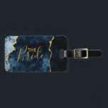 Etiqueta Para Maletas Azul marino y Relieve metalizado dorado Agate Marb<br><div class="desc">Diseño de Geode Dorado de Marble de color Azul y Relieve metalizado dorado de Marina,  con fuentes modernas y manuscritas. ¡Boda de moda y Moda de la etiqueta de equipaje de la novia! ~ Revisa mi tienda para ver toda la suite boda para este diseño!</div>