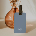 Etiqueta Para Maletas Azul turbio | Monograma moderno<br><div class="desc">Este moderno diseño minimalista de etiquetas para equipaje presenta un fondo de color azul polvoriento claro,  con sus iniciales en negrita en blanco para un aspecto sencillo y elegante,  pero profesional.</div>