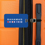 Etiqueta Para Maletas Banderas náuticas marítimas de las Bahamas color o<br><div class="desc">Muestra "Bahamas" escrito en coloridas banderas de señal marítima con el nombre del país Bahamas arriba. Color de fondo azul profundo. Guay, moderno, atemporal. Consigue el ambiente náutico y viaja con estilo. Diseño luminoso y multicolor para marineros, barqueros, yates o para los que sueñan. Un recuerdo para turistas caribeños, pasajeros...</div>