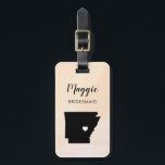 Etiqueta Para Maletas Bienvenida a fiesta de boda en el mapa de Arkansas<br><div class="desc">Estas etiquetas de equipaje del estado hacen las etiquetas perfectas para la fiesta de bodas o las etiquetas de las bolsas de bienvenida. Agarra los regalos de la dama de honor en lugar de una típica etiqueta de regalo de papel, y pueden usarlos durante meses y años por venir. Las...</div>