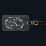 Etiqueta Para Maletas Boda Floral Garland dibujado a mano en Chalkboard<br><div class="desc">Presenta ilustraciones de estilo rústico florido dibujados a mano con guirnaldas y un guión elegante sobre un fondo de pizarra. Personalice con sus nombres y la información de dirección. Diseñado por Thisisnotme©</div>