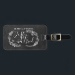 Etiqueta Para Maletas Boda Floral Garland dibujado a mano en Chalkboard<br><div class="desc">Presenta ilustraciones de estilo rústico florido dibujados a mano con guirnaldas y un guión elegante sobre un fondo de pizarra. Personalice con sus nombres y la información de dirección. Diseñado por Thisisnotme©</div>