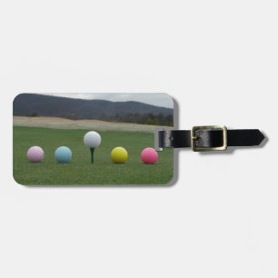 Etiqueta Para Maletas bolas de golf de colores vivos en una montaña