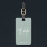 Etiqueta Para Maletas Bridesmaid personalizada de escritura moderna<br><div class="desc">Añade un toque personal a tu boda con la etiqueta personalizada de equipaje de la dama de honor. Esta etiqueta de equipaje presenta el nombre de la dama de honor en blanco estilo de letra de escritura moderno y monograma en estilo de letra sage verde moderno como fondo con título...</div>