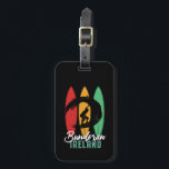 Etiqueta Para Maletas Bundoran Beach Ireland Vintage Retro Surfing<br><div class="desc">Diseño retro vintage de tablas de surf para los surfistas amantes del surf y de la equitación en las olas del océano. feriados de verano en Guay, mercancía en primavera para los que disfrutan del sol caliente, del clima tropical, tomando el sol bajo la palmera. Diseño estridente y angustiado para...</div>