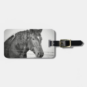 Etiqueta Para Maletas Caballos detrás de la cerca en blanco y negro