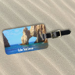 Etiqueta Para Maletas Cabo San Lucas Arch Beach México<br><div class="desc">Este diseño fue creado a través del arte digital, y puede ser personalizado eligiendo la opción más personalizar. Contáctame en colorflowcreations@gmail.com si quieres tener este diseño en otro producto. Compra mi pintura de acrílico abstracta original a la venta en www.etsy.com/shop/colorflowart. Ver más de mis creaciones o seguirme en www.facebook.com/colorflowcreations, www.instagram.com/colorflowcreations,...</div>